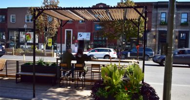 Des citoyens profitant d'une terrasse éphémère sur la rue Sherbrooke.