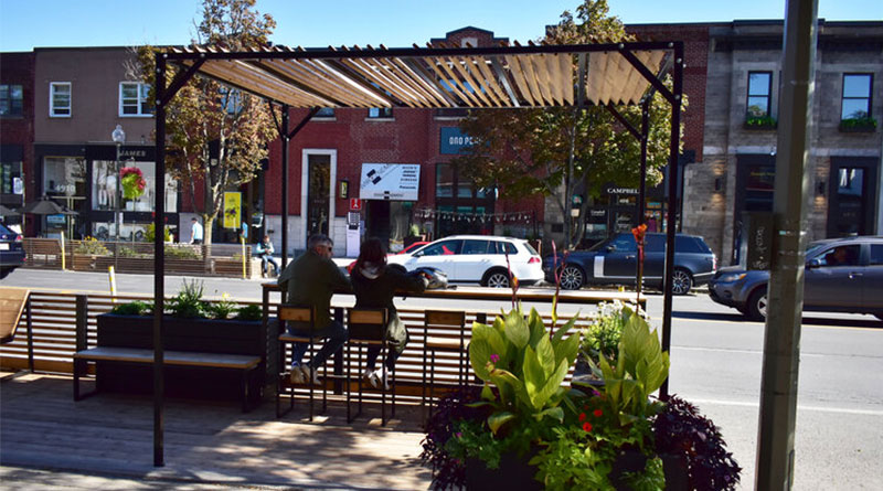Des citoyens profitant d'une terrasse éphémère sur la rue Sherbrooke.